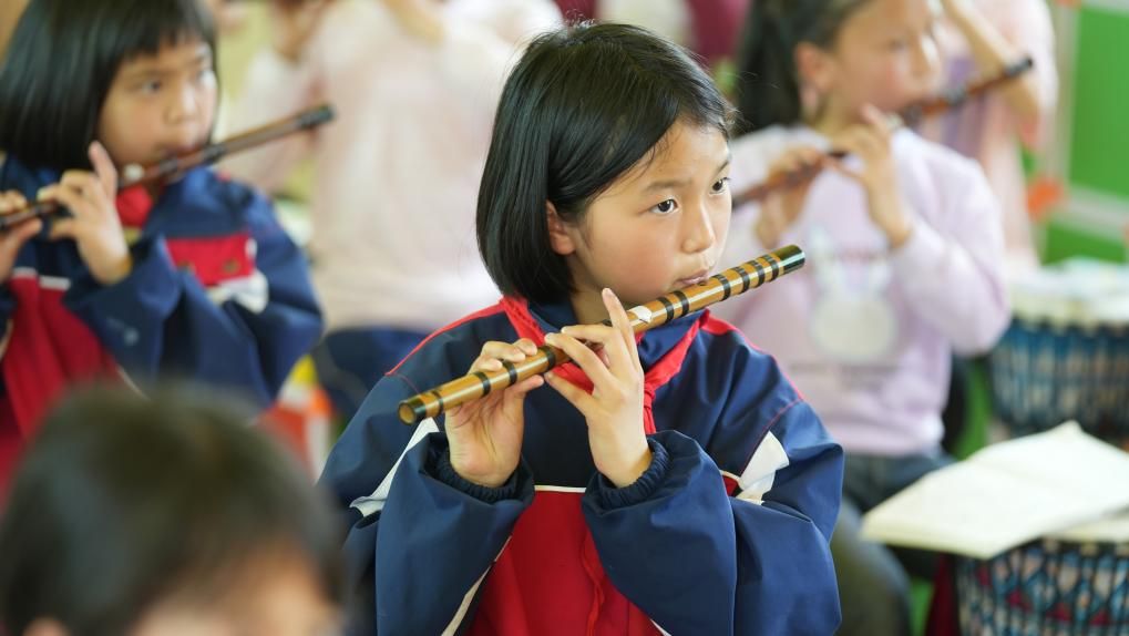 小学生蓓娜（化名）正在学习演奏乐曲