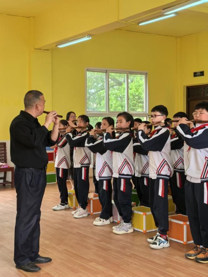 贵州省铜仁市玉屏县第三小学的音乐社团正在练习