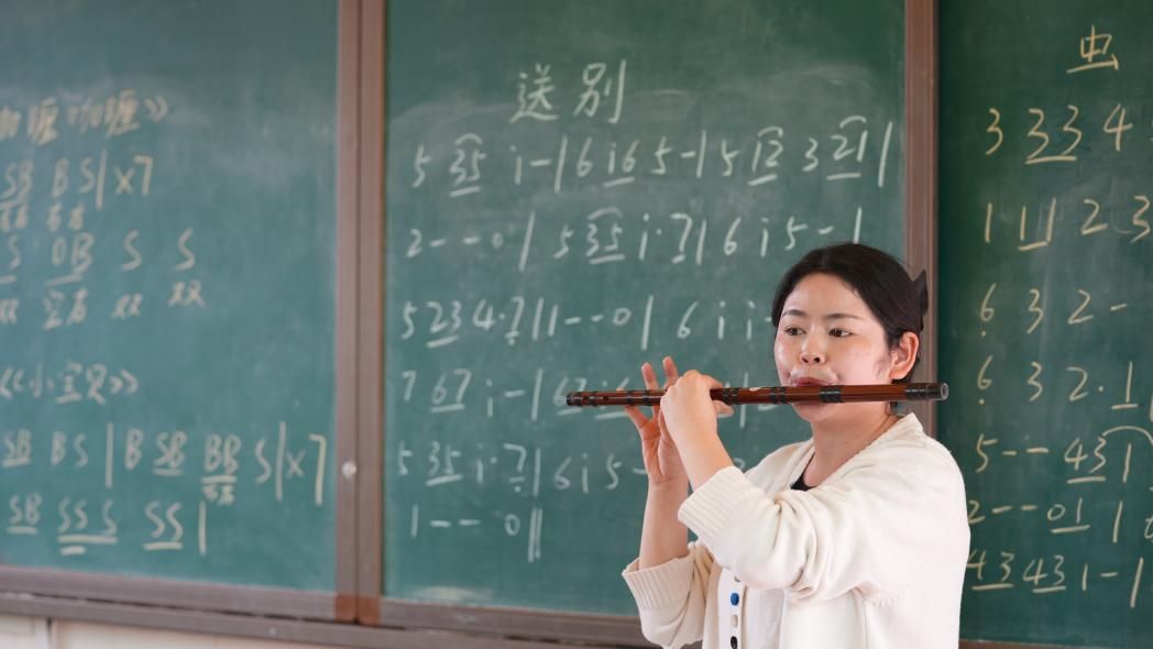 贵州省铜仁市玉屏县兴隆小学 竹笛社团负责人杨老师正在教授音乐